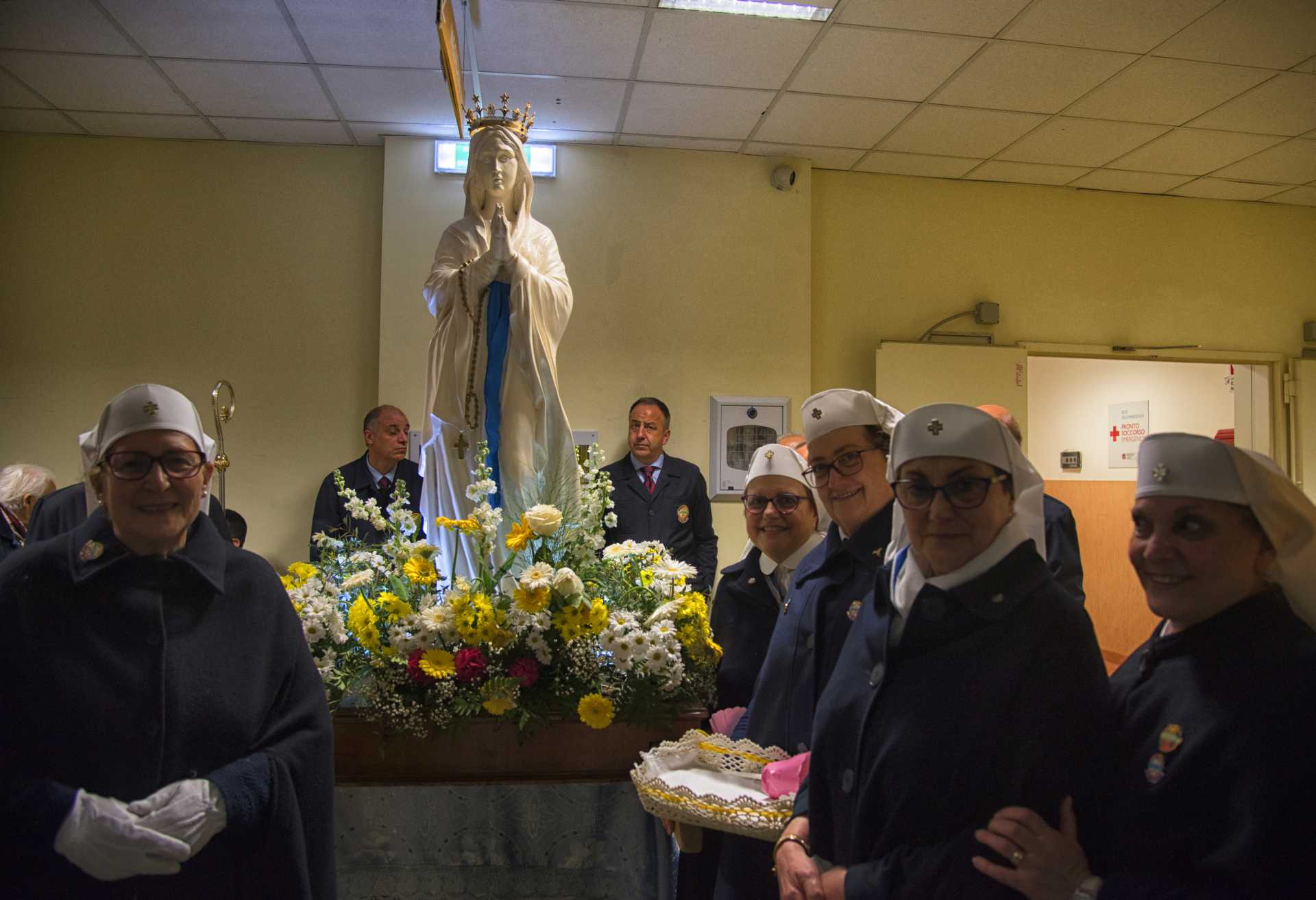 Processione della Madonna pellegrina di Lourdes nell''ospedale G.B. Grassi